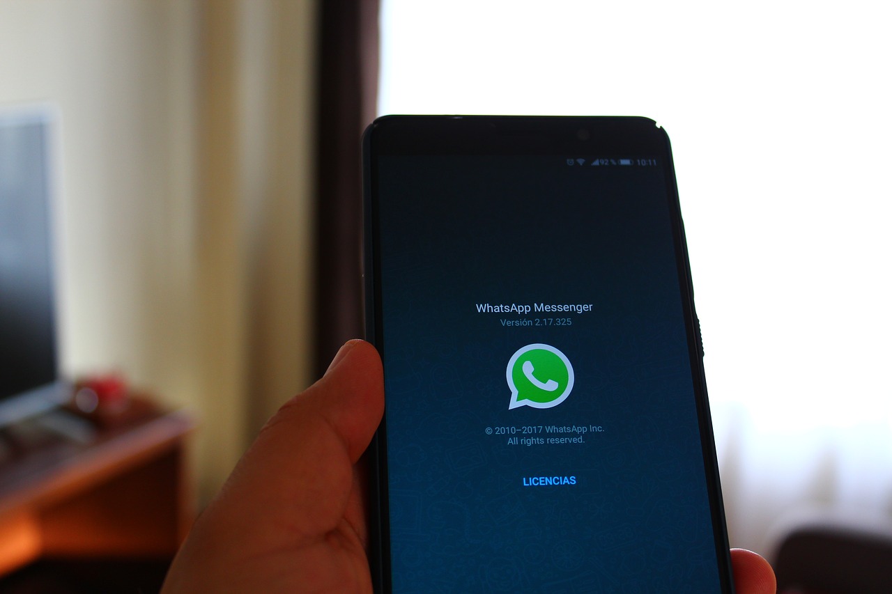 How to use dark mode in WhatsApp